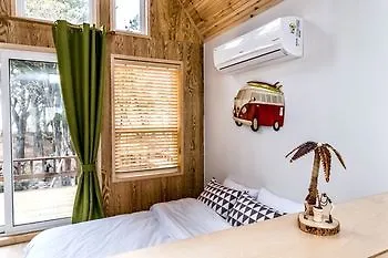 Brown Cabin Jeju Güney Kore